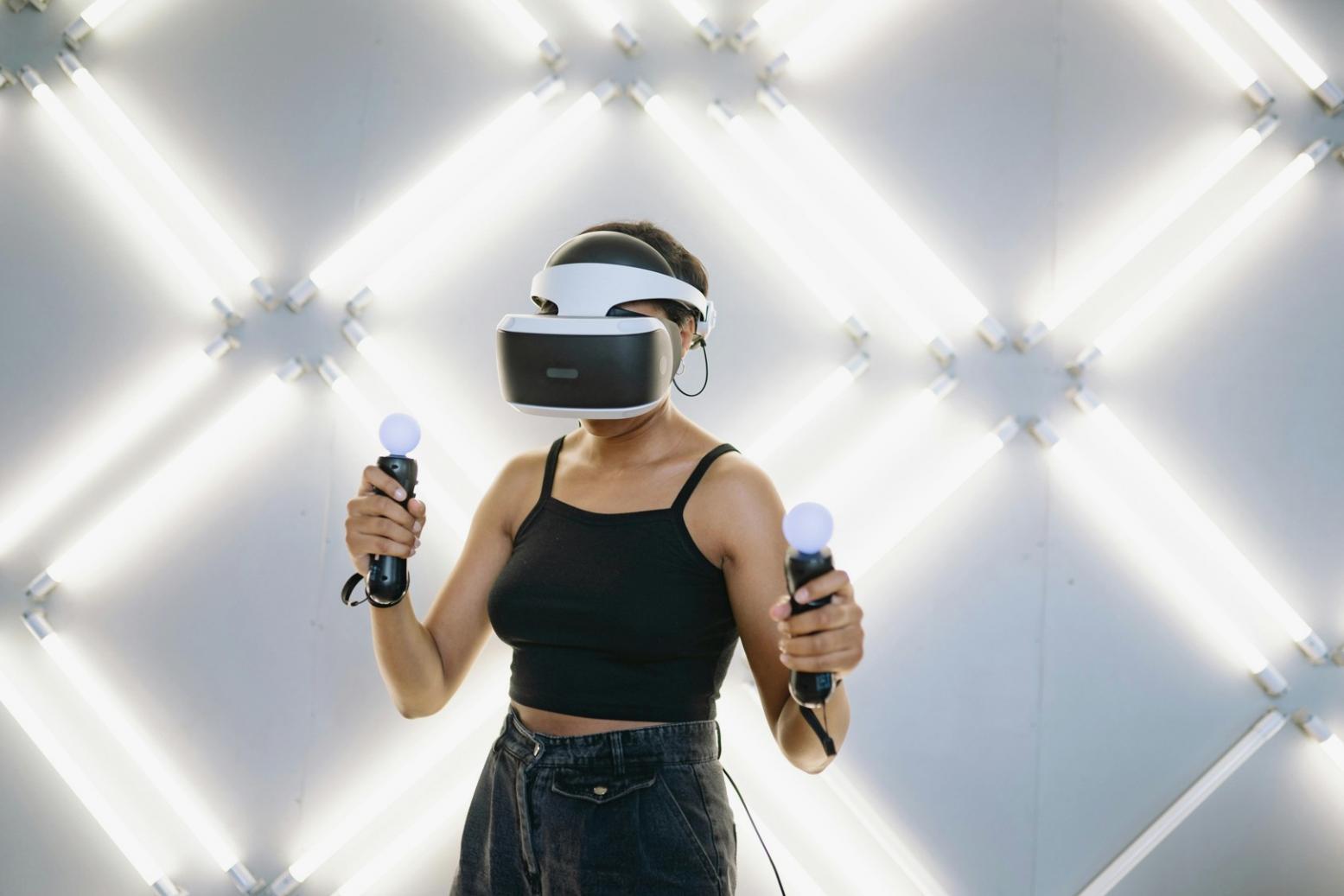 eスポーツ競技中の集中したプレイヤー